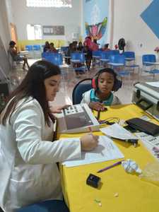 schwerhöriger Junge beim Hörtest